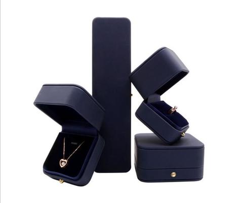 comprare La scatola di gioielli in pelle in PU di lusso ad alta densità con incisione e timbro in oro per una buona durata online manufacture