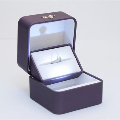 kopen Luxe LED Sieradendoos met Automatische Verlichting Elegante Glans en Duurzame PU Lederen Ringdoos online manufacture